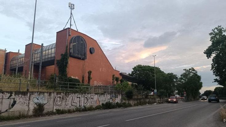 Tragico incidente in via Ostiense, muore un ragazzo di 22 anni in moto dopo lo scontro con un’auto