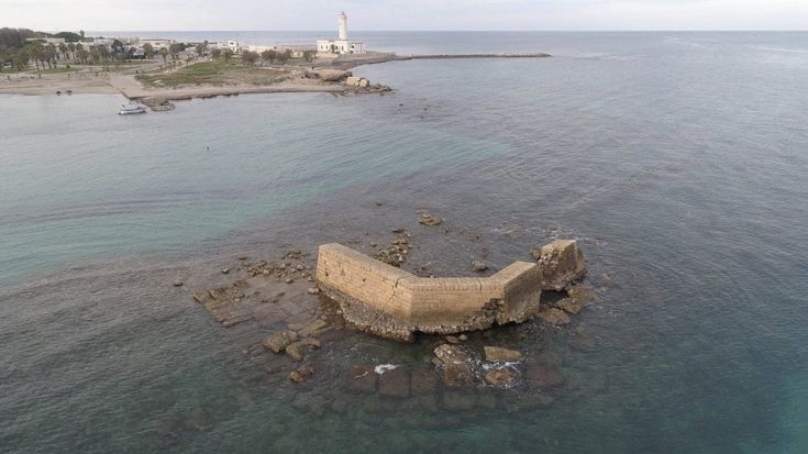 Lecce, l'antico molo di Adriano riaffiora dal mare