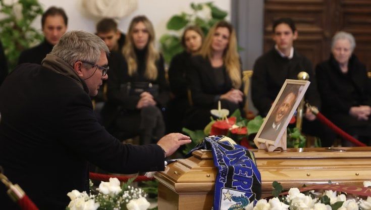 Mihajlovic, folla alla camera ardente in Campidoglio. Lotito: "Troppe malattie tra i giocatori"
