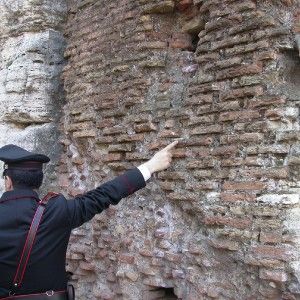 Colosseo, ruba un pezzo di muro come souvenir. Fermato un 15enne canadese "pizzicato" da un turista