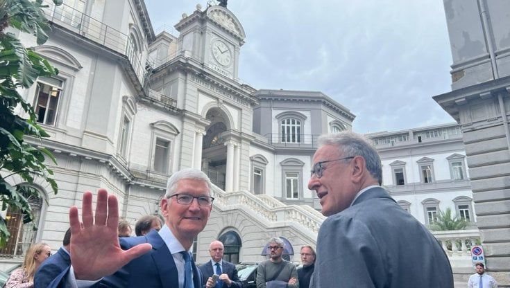 Il giorno di Tim Cook a Napoli: "Felice di essere qui". Prima la laurea honoris causa, poi all'Academy di San Giovanni