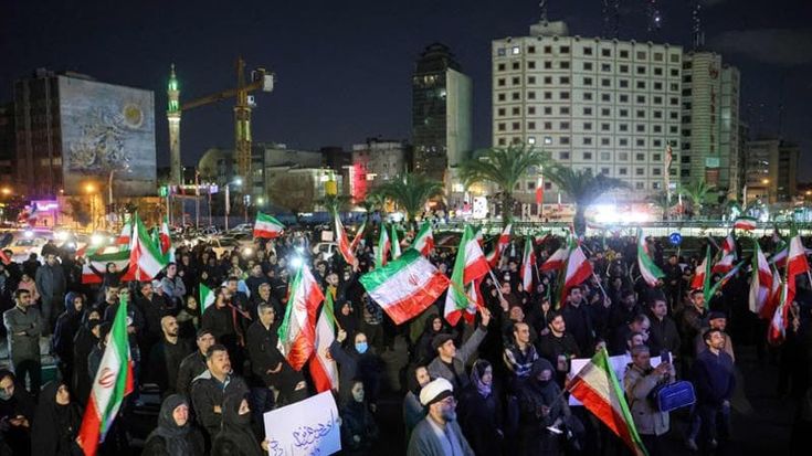 Migliaia in piazza in Iran piangono Khamenei: Arafi è il leader ad interim
