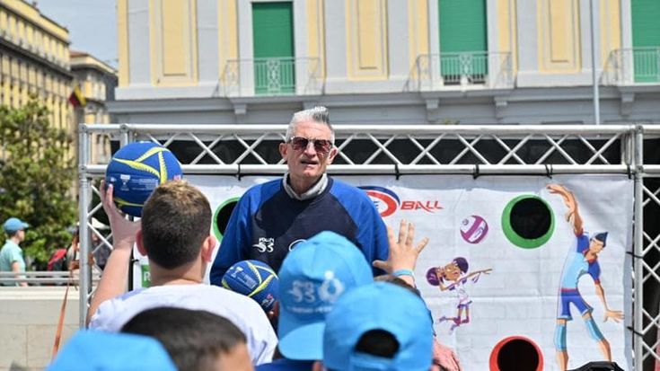 Napoli, il villaggio del volley in piazza Municipio: mille giovanissimi con Lucchetta e Vermiglio