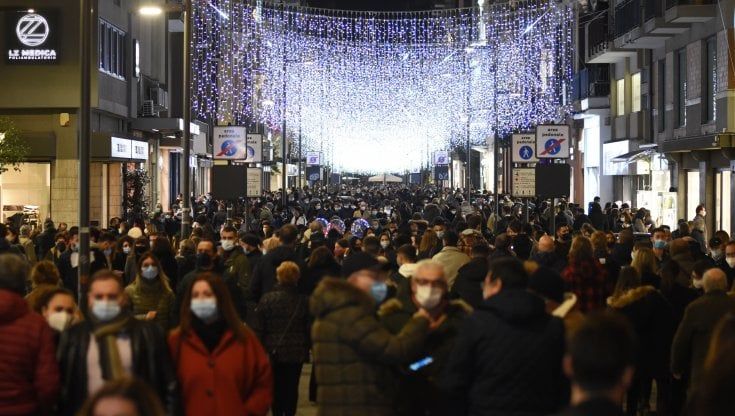 Folla in via Sparano e multe a bar e distributori h24 nel primo weekend dell'ordinanza anti-aperitivi
