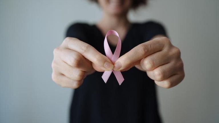 Tumore al seno, oltre il mese rosa: prevenzione, ricerca e cure più personalizzate