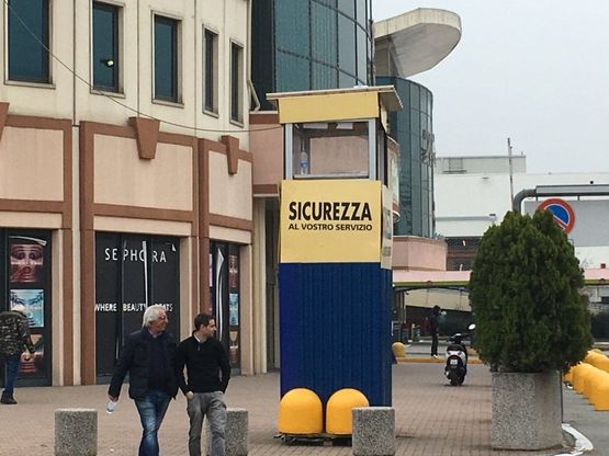 Torino: il parcheggio del supermercato è sorvegliato come un campo militare