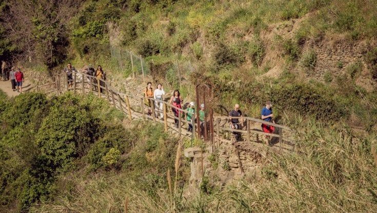 Cinque Terre, senso unico promosso. Duemila persone sul sentiero azzurro
