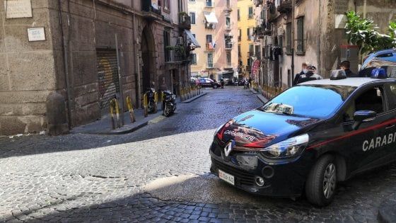 Bar tutti chiusi e un bisogno irrimandabile: multa di 3.333 euro a un invalido che fa pipì per strada
