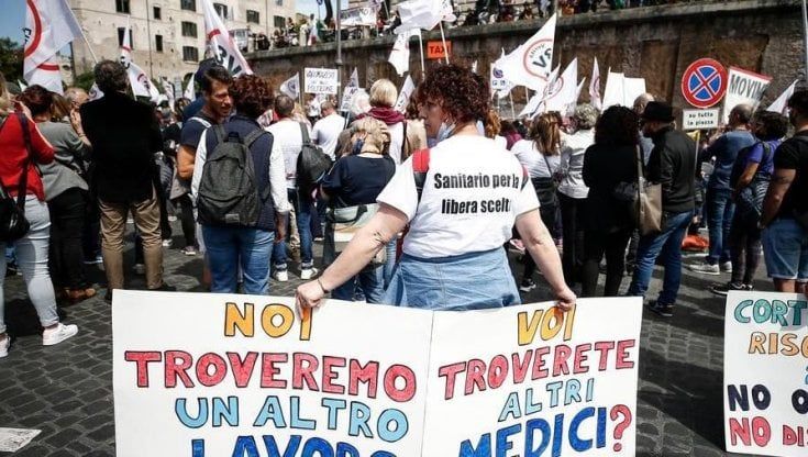 Troppi sanitari No Vax in corsia, la Città della Salute corre ai ripari: via al bando per sostituirli