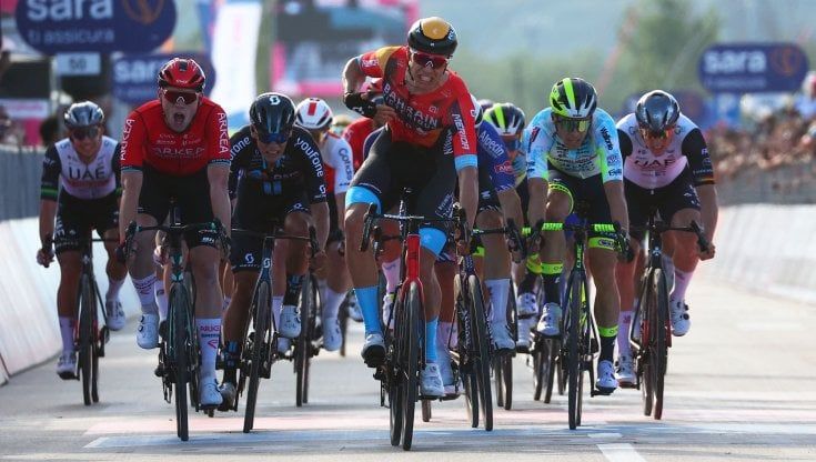 Giro d'Italia, Jonathan Milan vince la seconda tappa con una volata imperiosa 