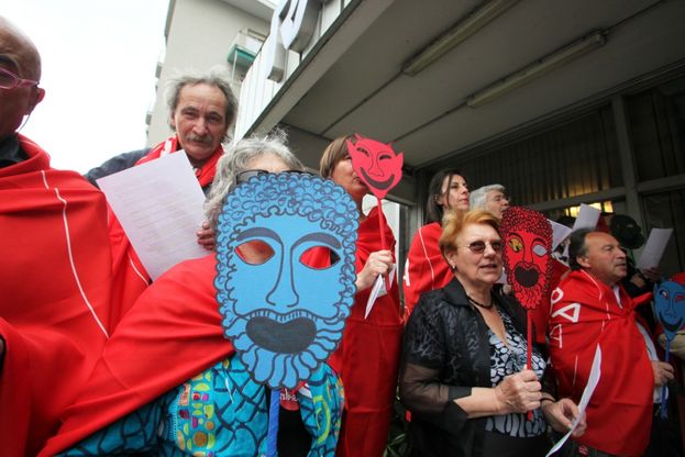 Il "coro greco" della Lista Tsipras: "Rai, ascoltaci"