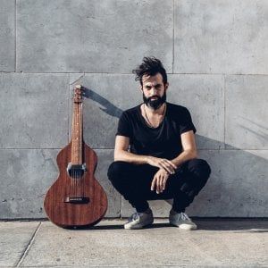 In.Con.Tra.Da. alla Divina Commedia, Buzzy Lao e  la sua chitarra Weissenborn