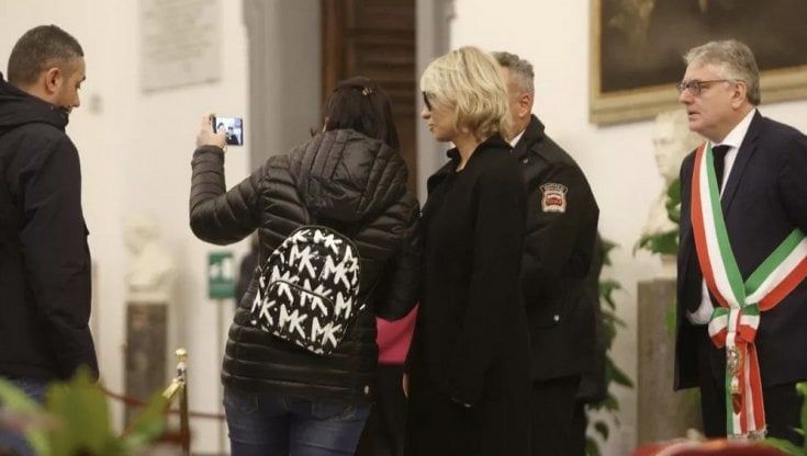 Fan chiedono selfie a Maria De Filippi davanti al feretro di Costanzo. Lei non si ritrae, ma è polemica: "Osceno solo averlo pensato"