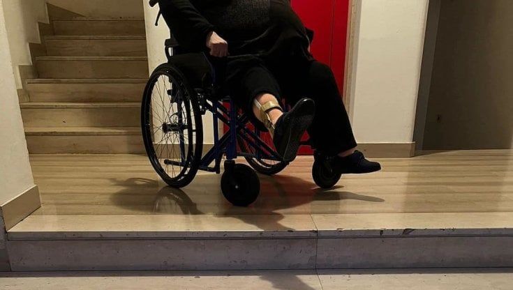 "Per uscire di casa costretta a pagare fino a 100 euro": disabile bloccata da 5 gradini, la nipote lancia appello social (e il sindaco risponde)