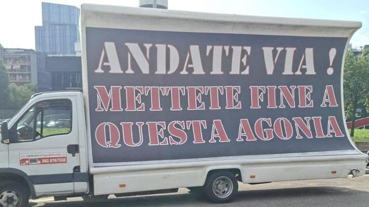 Milan, la protesta dei tifosi approda su un camion vela: “Andate via. Mettete fine a questa agonia”