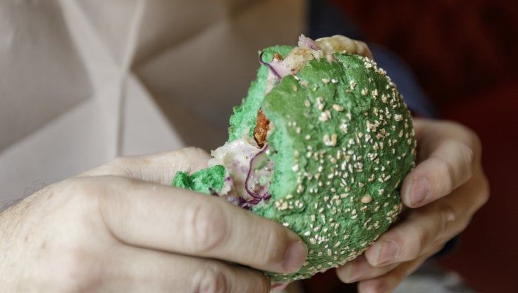 A Milano il debutto del primo hamburger a base di farina di grillo piace e incuriosisce. Ma c'è anche chi protesta e addirittura insulta