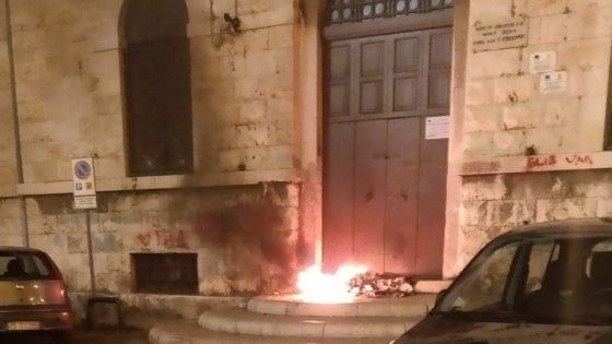Bari vecchia, incendio davanti al portone della scuola Corridoni: "Ma non è una minaccia"