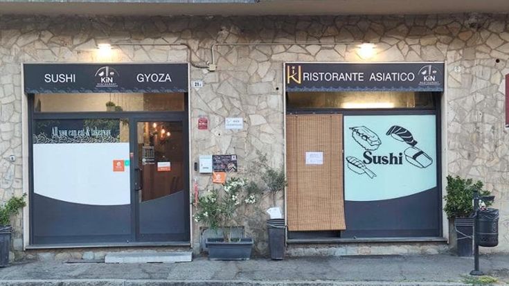 Famiglia ordina 10 portate di sushi poi scappa senza pagare e butta a terra la titolare del locale