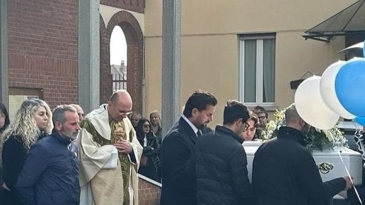 Bimbo giù dalle scale, ora la madre è indagata per omicidio volontario