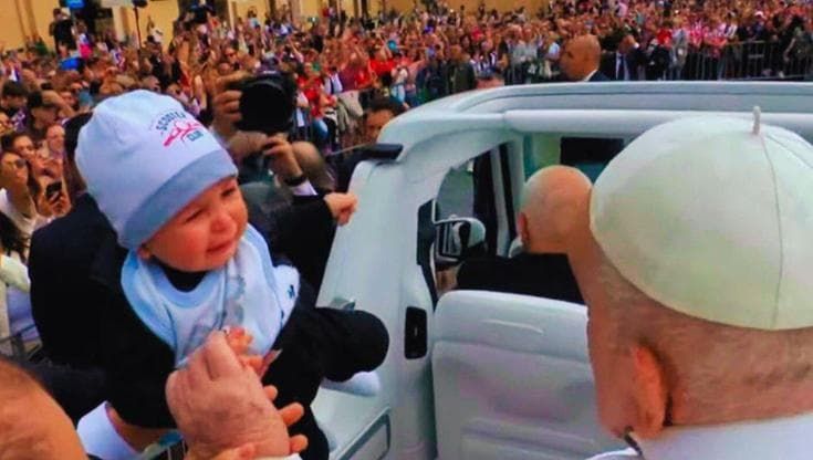 “L'ultima carezza di papa Francesco quella al nostro Mark”: il bimbo pugliese è diventato un simbolo