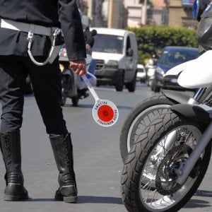 Turista tedesca ladra a Napoli,furto e botte ai vigili urbani