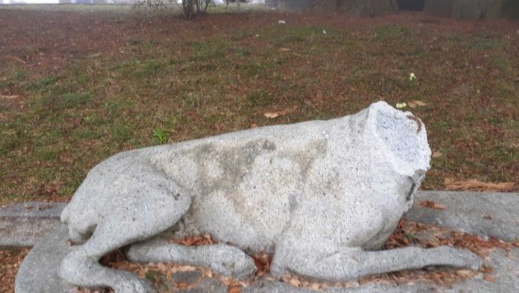 Vandali decapitano una statua nel centro Zegna di Trivero 