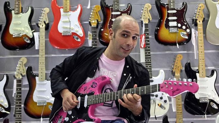 Checco Zalone e la Milano di Cado dalle nubi: Centrale, Navigli e le chitarre scomparse di Prina