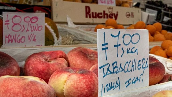 Fa troppo caldo, aumenti per frutta e verdura. Allarme del Car: “Pesche e zucchine costeranno di più”