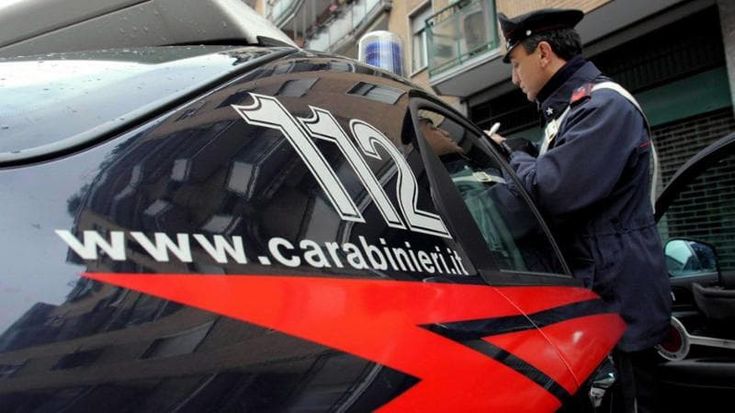 Aggredisce la ex e il nuovo compagno in un bar con una pistola, arrestato: la perseguitava da 3 anni