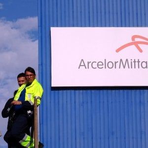 Il piano di Arcelor Mittal prevede 3300 esuberi. Cgil: l'alibi del Covid-19 