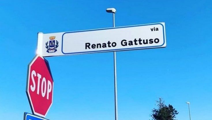 Via Renato Gattuso: a Magnago il cartello stradale sbagliato che mischia artista e allenatore