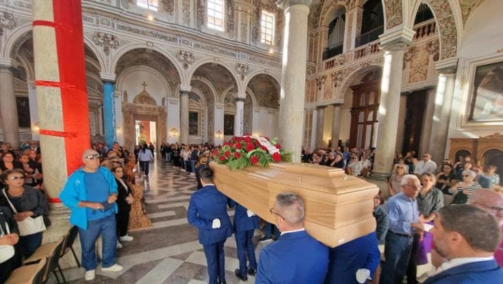 Cattedrale gremita per i funerali della prof Gallo: “La sua lotta si è fatta battaglia civile”