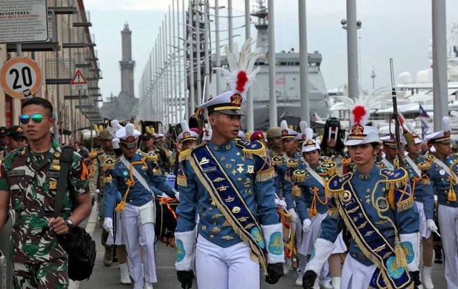 Dall'Indonesia con ironia, lo show dei marinai