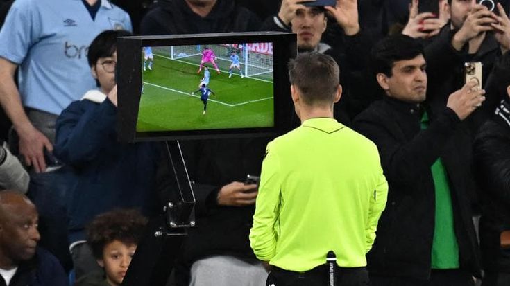 L’Uefa lancia “Clear Line”: il manuale video per fare chiarezza su arbitri e Var