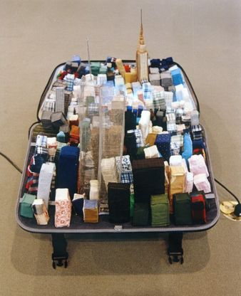 L'arte in valigia: calzini e camicie diventano citt&agrave;