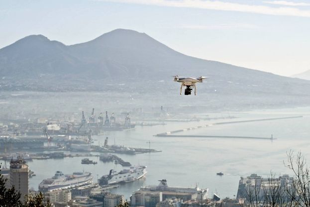 Napoli, un drone e il Vesuvio: lo scatto di Riccardo Siano