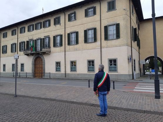 Il silenzio dei sindaci lombardi davanti al Tricolore a mezz’asta, un minuto di raccoglimento per le vittime del coronavirus /2