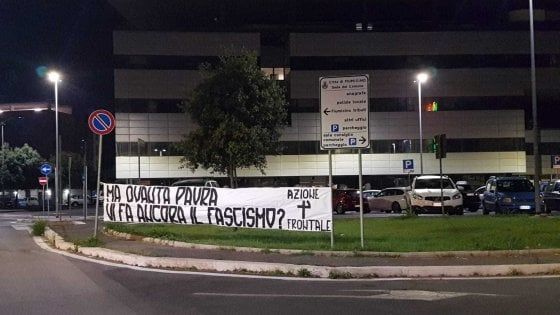 Roma, blitz di Azione Frontale al circolo Pd di Fiumicino: "Affissi manifesti su Bibbiano"