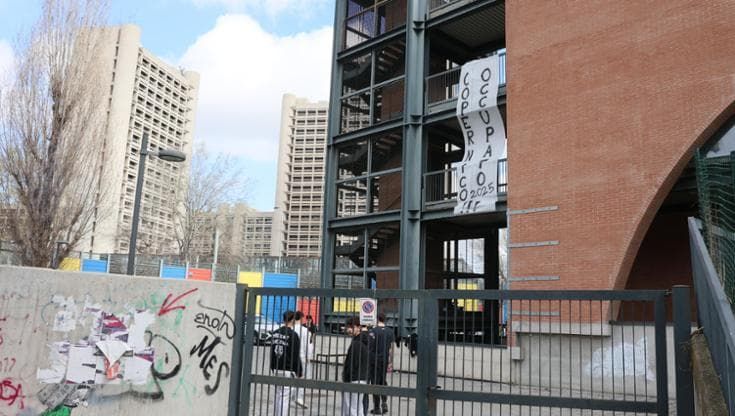 Perde i sensi, studente soccorso con l’ambulanza al Copernico occupato. Prof e preside: “Ora basta”
