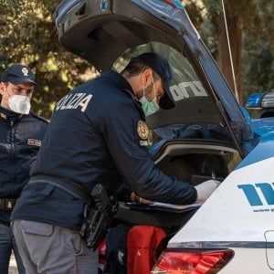 Napoli, porta a spasso la capra per aggirare i controlli: denunciato