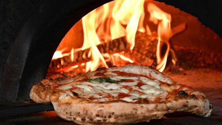 La pizza cotta nel forno a legna produce emissioni inquinanti? Ecco cosa dice uno studio italiano
