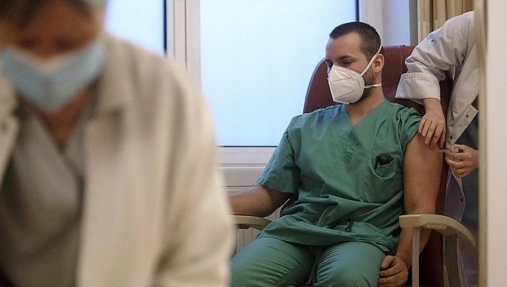 Bologna, l'Ausl perde la pazienza: sospesi altri 16 sanitari "No vax"
