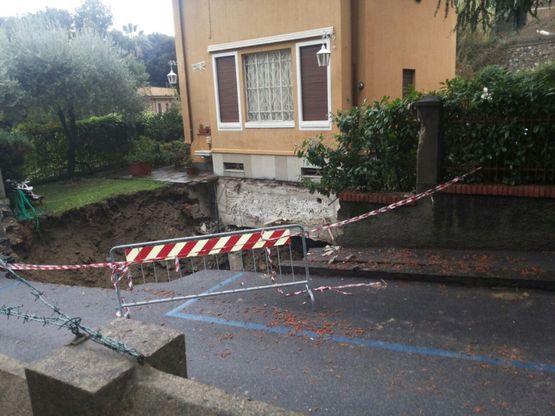 Voragine in Via Ausonia, strada chiusa 