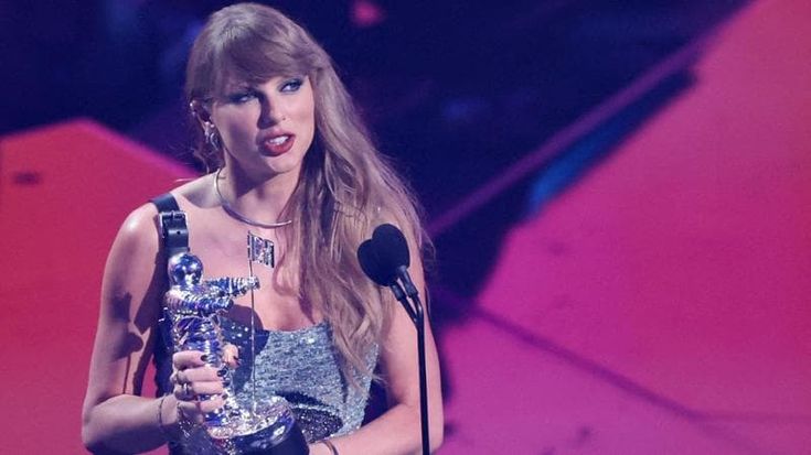Fake news e complotti, Taylor Swift è bersaglio dei troll di Trump dopo l’endorsement a Harris