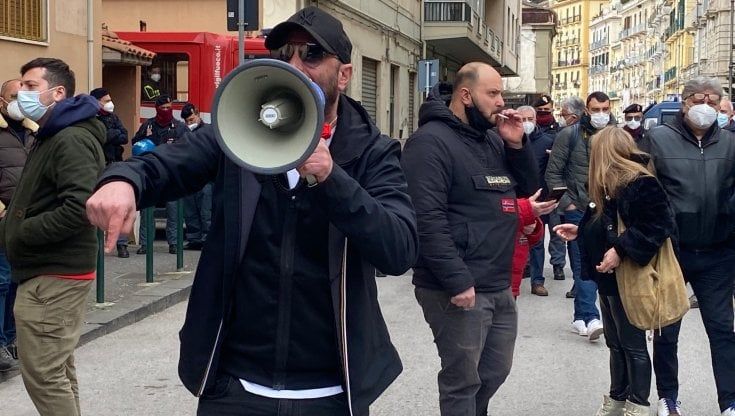 De Luca contestato a Salerno: provano a impedire la diretta, lui cambia location