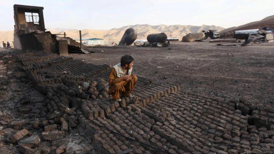 Afghanistan, 10 bimbi uccisi da esplosioni in campo profughi allestito vicino a terminal del gas 