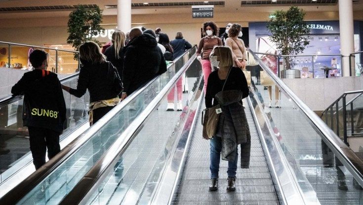 Armati gli rapinano felpa e scarpe griffate, quindicenne 'spogliato' dalla baby gang al centro commerciale. Arrestati