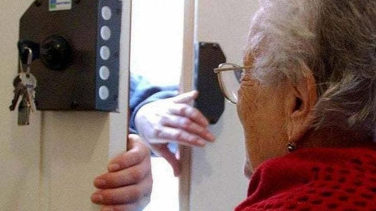 Scardina a spallate la porta, picchia un’anziana e la rapina