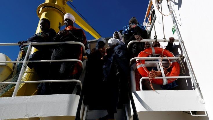 Migranti, sbarcano ad Augusta i 166 migranti della ResQ 