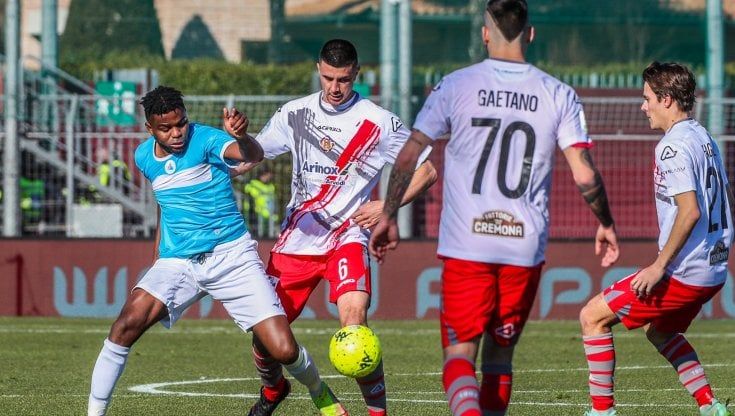 Serie B, la Cremonese agguanta la vetta. Pisa bloccato dalla Ternana, poker Monza e Parma. Il Perugia travolge il Frosinone
